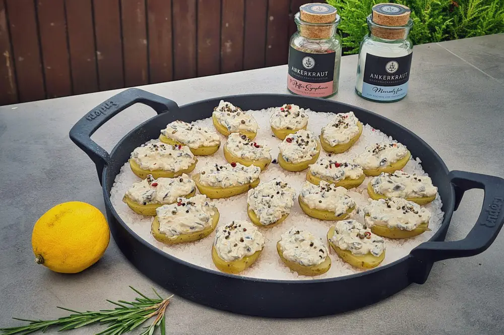 Überbackene Kartoffeln mit Oliven-Rosmarin-Creme 4 Die Kartoffeln werden ins Salzbett gelegt