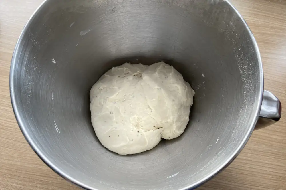 Der Teig muss etwa 50 Minuten bei Raumtemperatur gehen