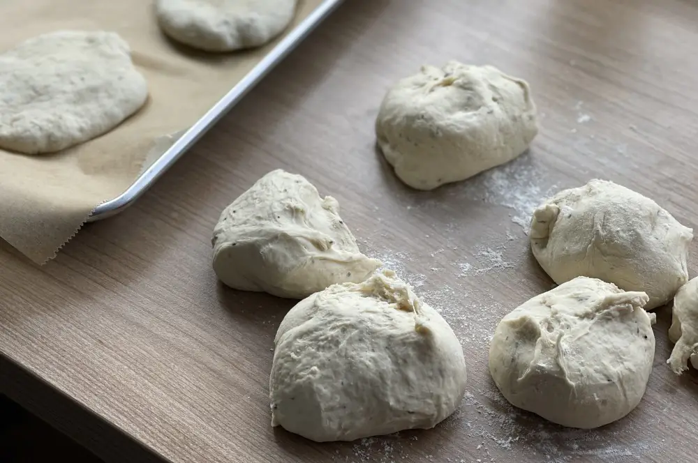 Die Teiglinge werden zu kleinen Fladen geformt