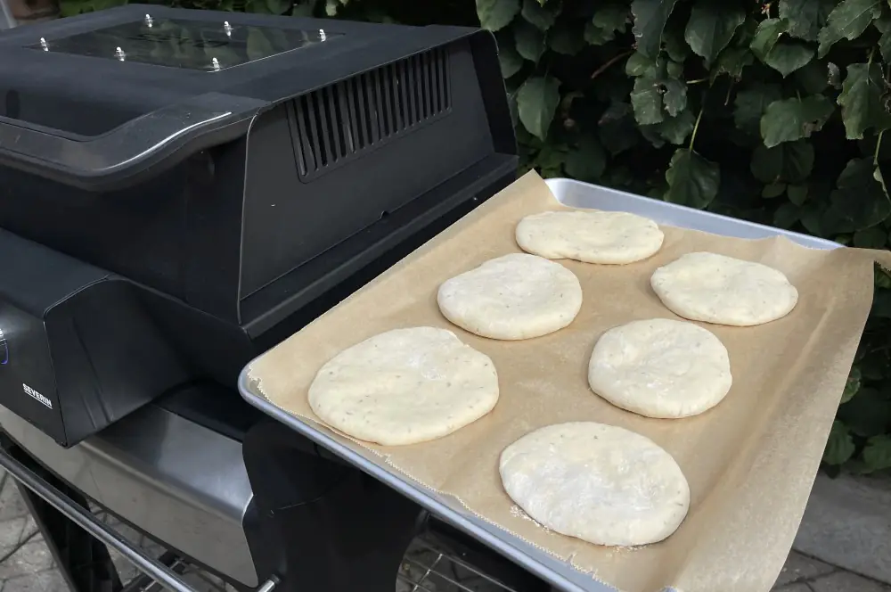 Die kleinen Grillbrote sind bereit für den Grill