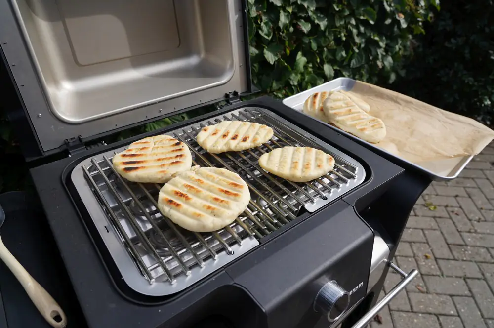 Die kleinen Fladenbrote werden 4-5 Minuten je Seite direkt gegrillt