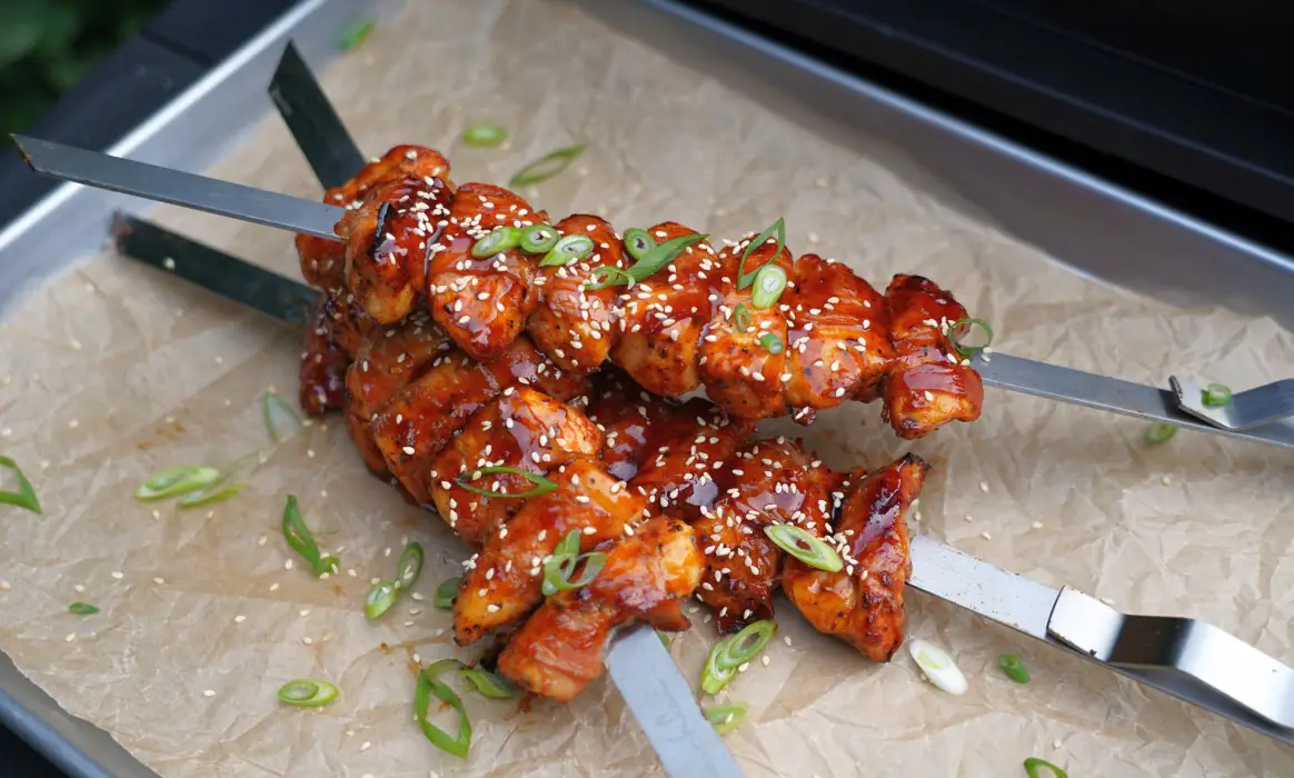 Hähnchen-Bacon-Spieße mit Sesam | BBQPit.de rinderfiletspieße-Haehnchen Bacon Spiesse-Rinderfiletspieße mit Paprika und Zwiebeln