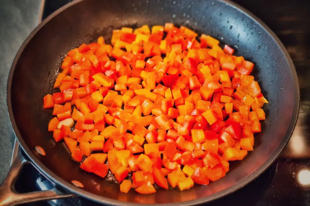 Muhammara - Orientalischer Paprika-Walnuss-Dip 3 Auch die Paprikawürfel werden angeröstet