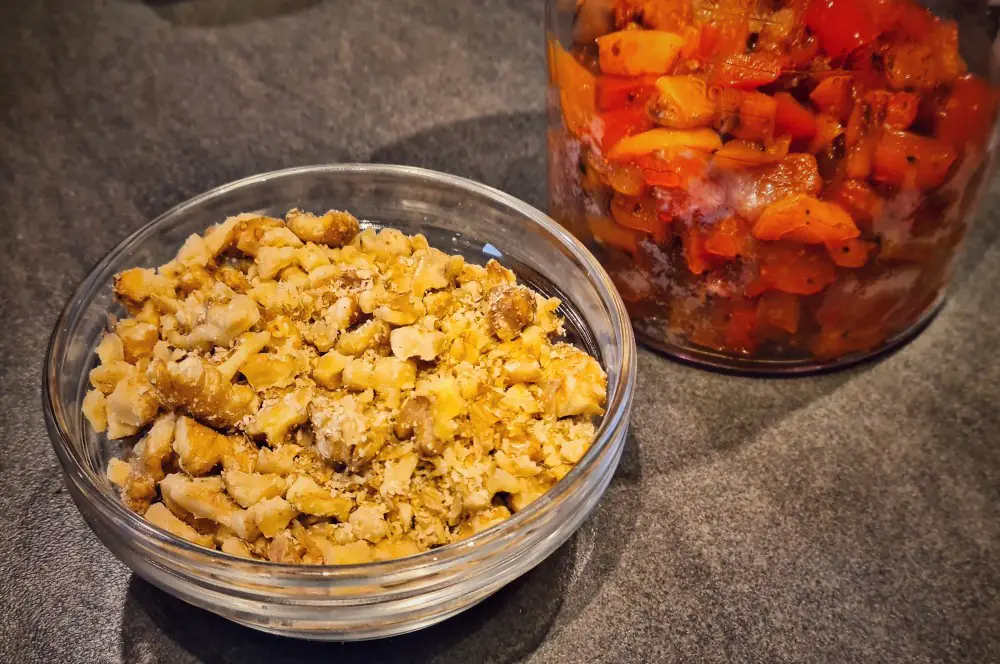 Muhammara - Orientalischer Paprika-Walnuss-Dip 4 Walnüsse und Paprikawürfel werden im Mixer püriert