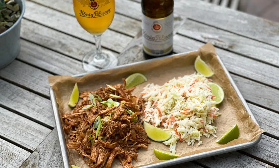 Pulled Beer Chicken | BBQPit.de granatapfel-ingwer-limonade-Pulled Beer Chicken-Erfrischende Granatapfel-Ingwer-Limonade