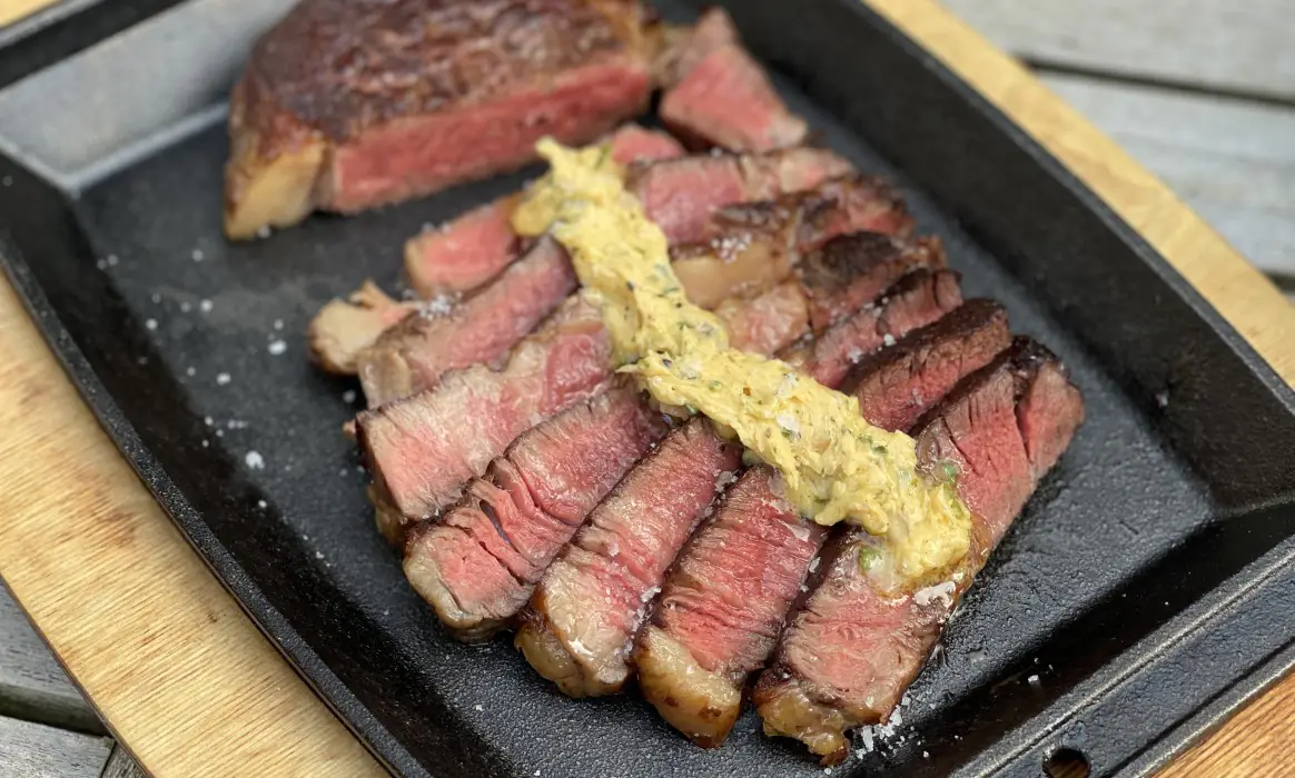 RibEye-Steak mit Cowboy Butter | BBQPit.de cowboy butter-RibEye Steak Cowboy Butter-Cowboy Butter &#8211; Rezept für die Steak- und Kräuterbutter