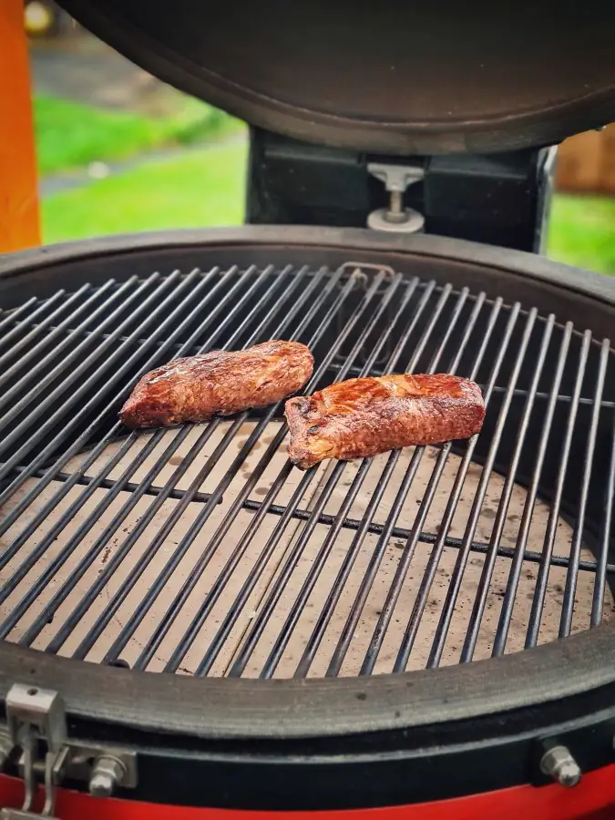 Short Rib Meat mit fruchtigem Selleriesalat 3 Das Short Rib Meat wird auf dem Kamado Joe Keramikgrill indirekt gar gezogen