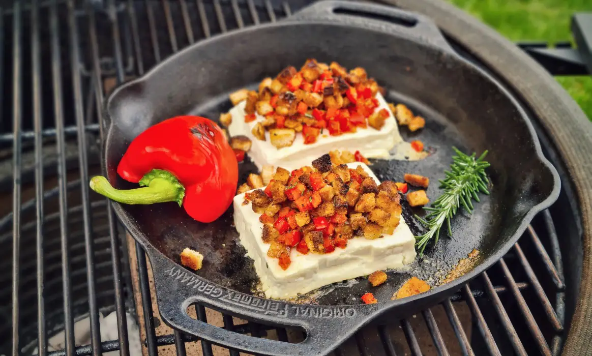 Gebackener Feta mit Paprika und Croutons | BBQPit.de griechischer hackbraten-Gebackener Feta-Griechischer Hackbraten mit Feta und Paprika