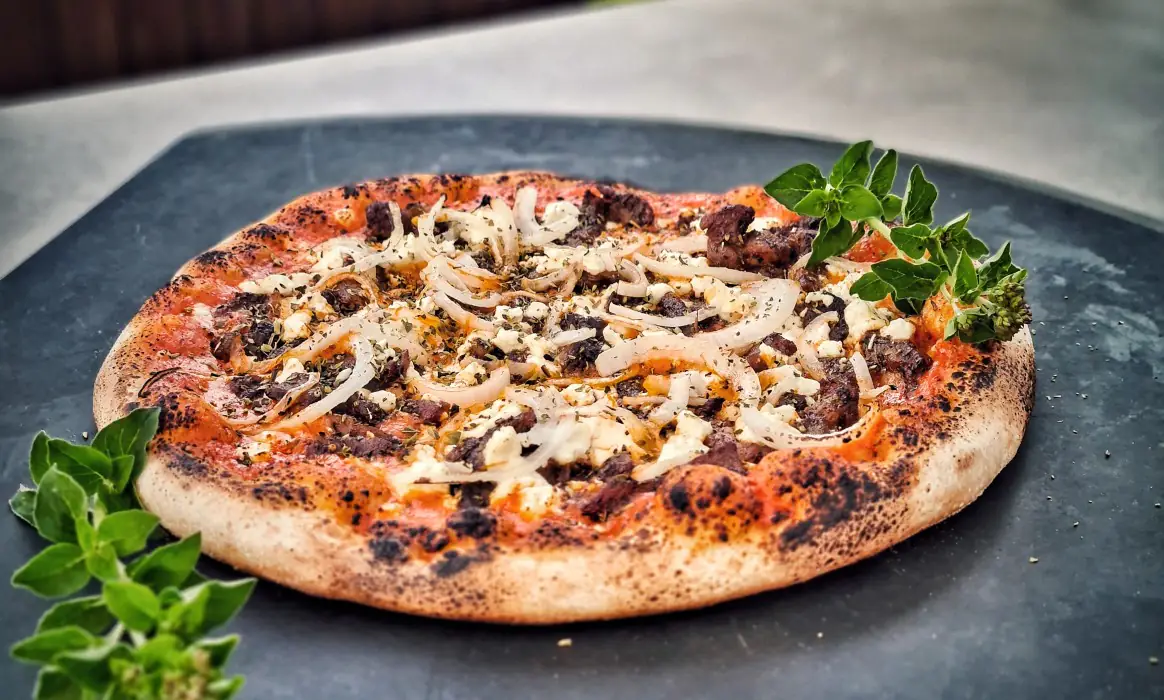 Griechische Pizza - Rezept für Greek Style Pizza | BBQPit.de tomatenpizza-Griechische Pizza Greek Style-Tomatenpizza mit frischen und halbgetrockneten Tomaten