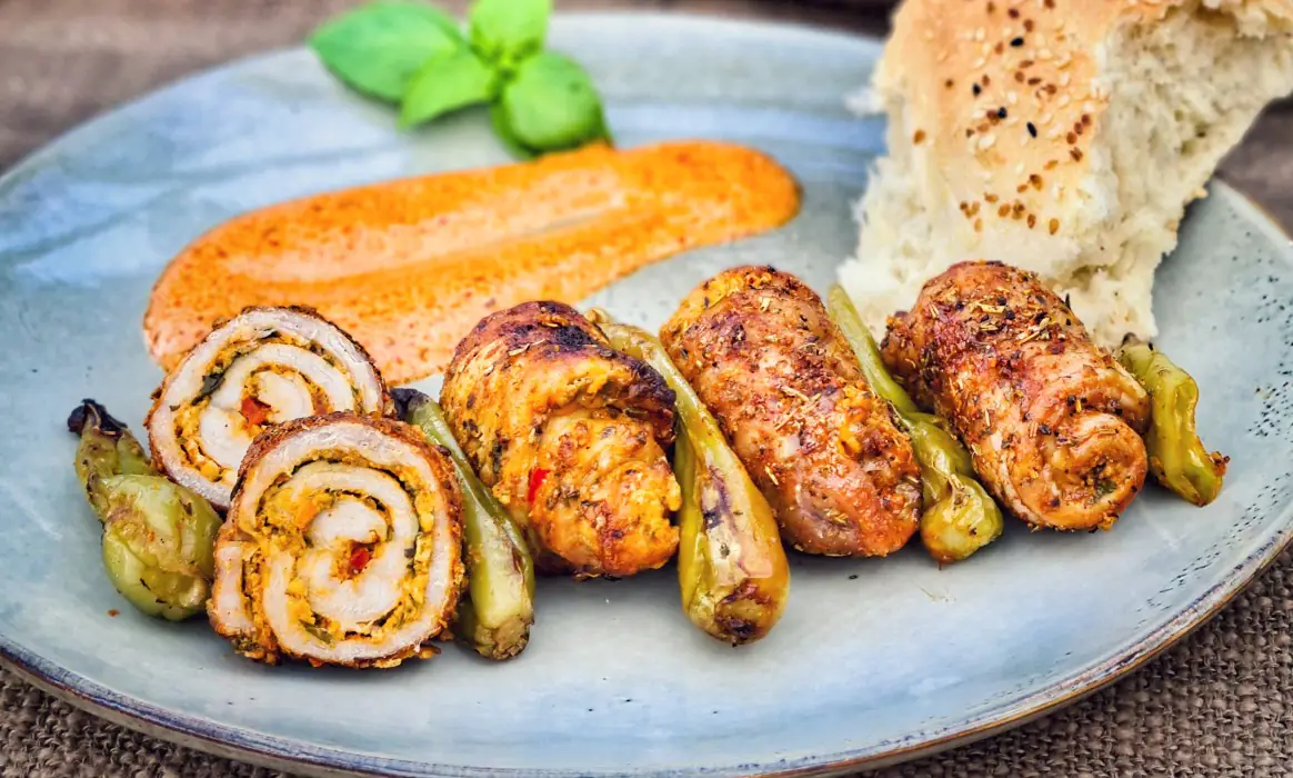 Griechische Schnitzelröllchen mit Fetacreme | BBQPit.de fetacreme-Griechische Schnitzelroellchen vom Drehspiess-Fetacreme &#8211; Rezept für cremigen Feta-Dip