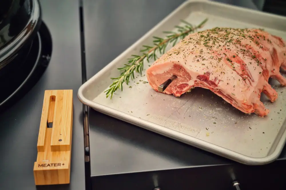 Iberico-Karree mit Rosenkohl und Speck 4 Das Iberico-Karree wird mit dem MEATER+ überwacht