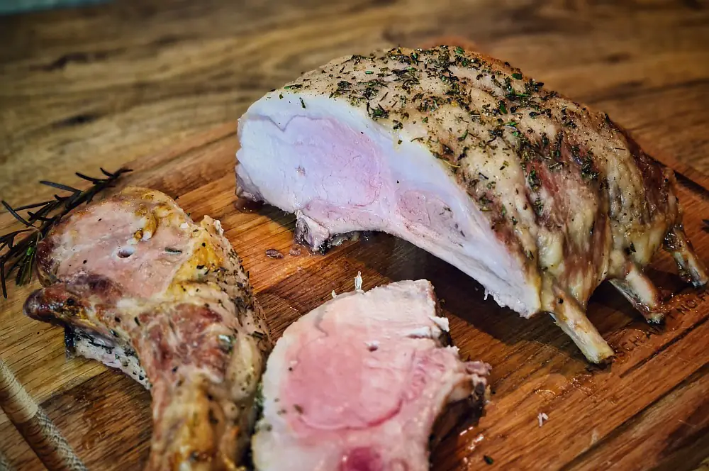 Iberico-Karree mit Rosenkohl und Speck 7 Das angeschnittene Iberico-Karree