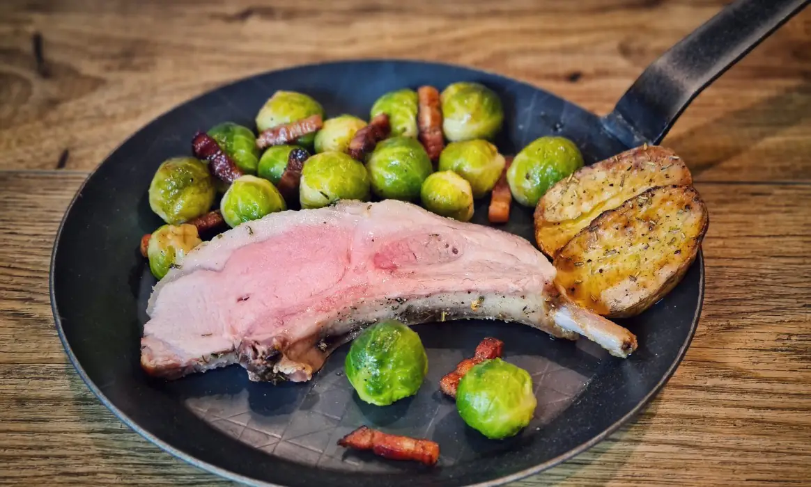 Iberico-Karree mit Rosenkohl und Speck | BBQPit.de