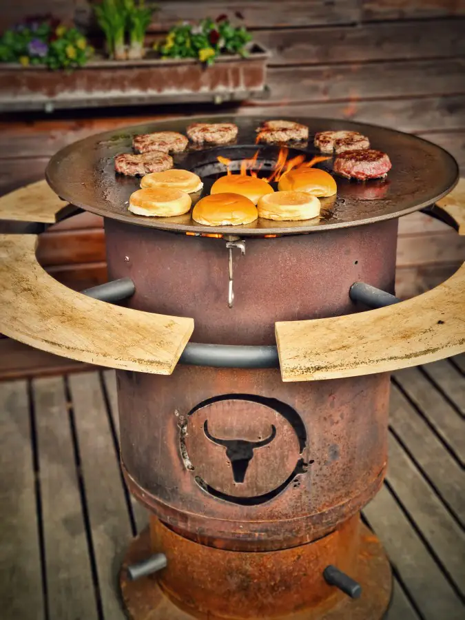 Italienischer Burger - Gefüllter Burger mit Mozzarella 4 Unser italienischer Burger wird auf dem Bandit Fireplace von Moesta-BBQ gegrillt