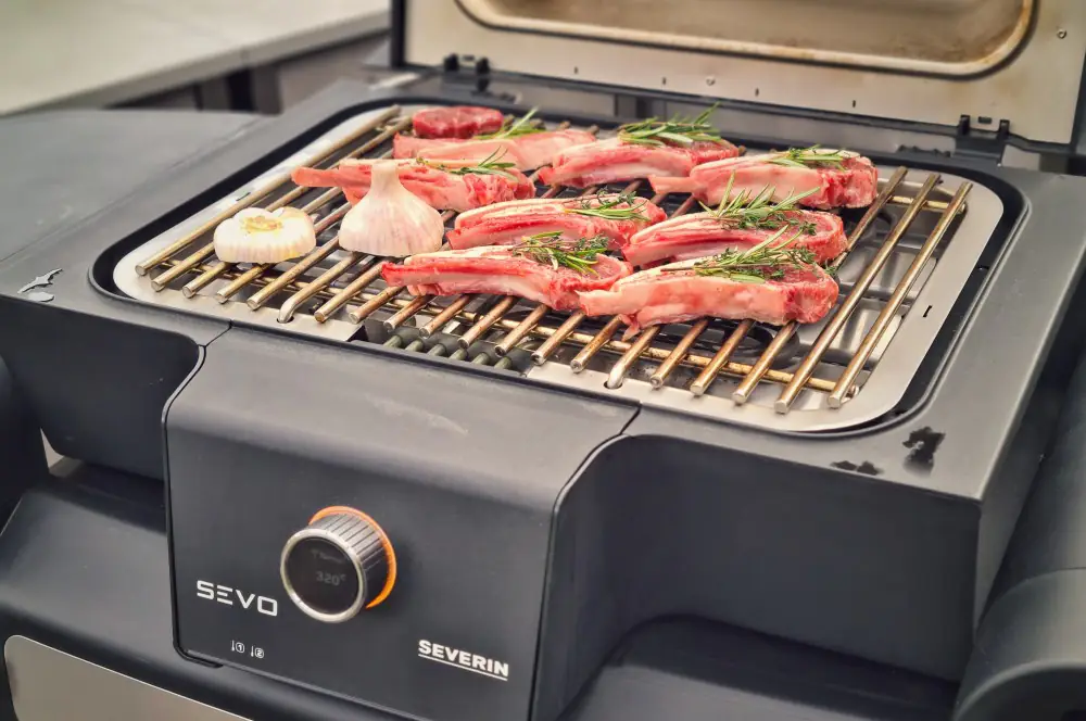 Lammkoteletts vom Grill nach griechischer Art 5 Die Lammkoteletts werden bei 320°C auf dem Severin SEVO GTS gegrillt
