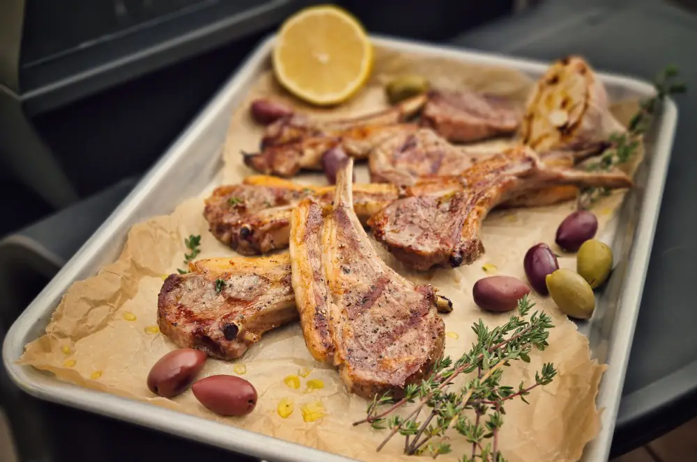 Lammkoteletts vom Grill nach griechischer Art 7 Lammkoteletts vom Grill nach griechischer Art
