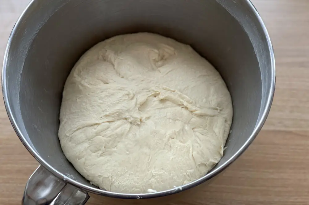 Neapolitanischer Pizzateig - So gelingt er perfekt! 3 Der Pizzateig wird mindestens 10 Minuten geknetet