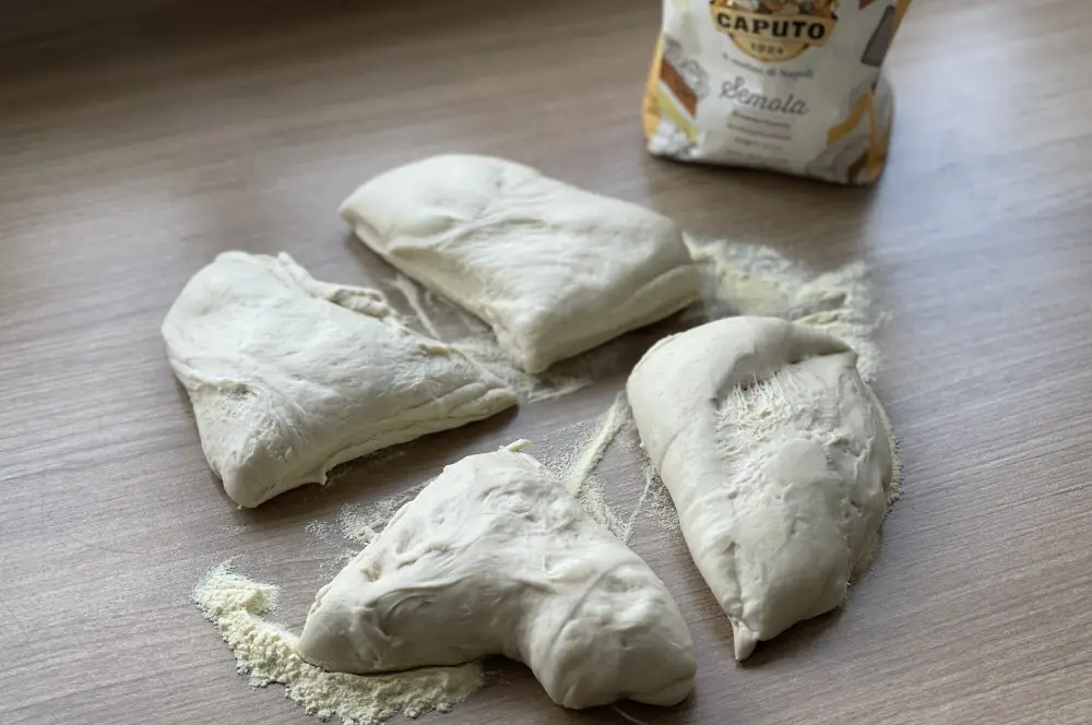Neapolitanischer Pizzateig - So gelingt er perfekt! 4 Der Teig wird in 6 gleich große Portionen unterteilt