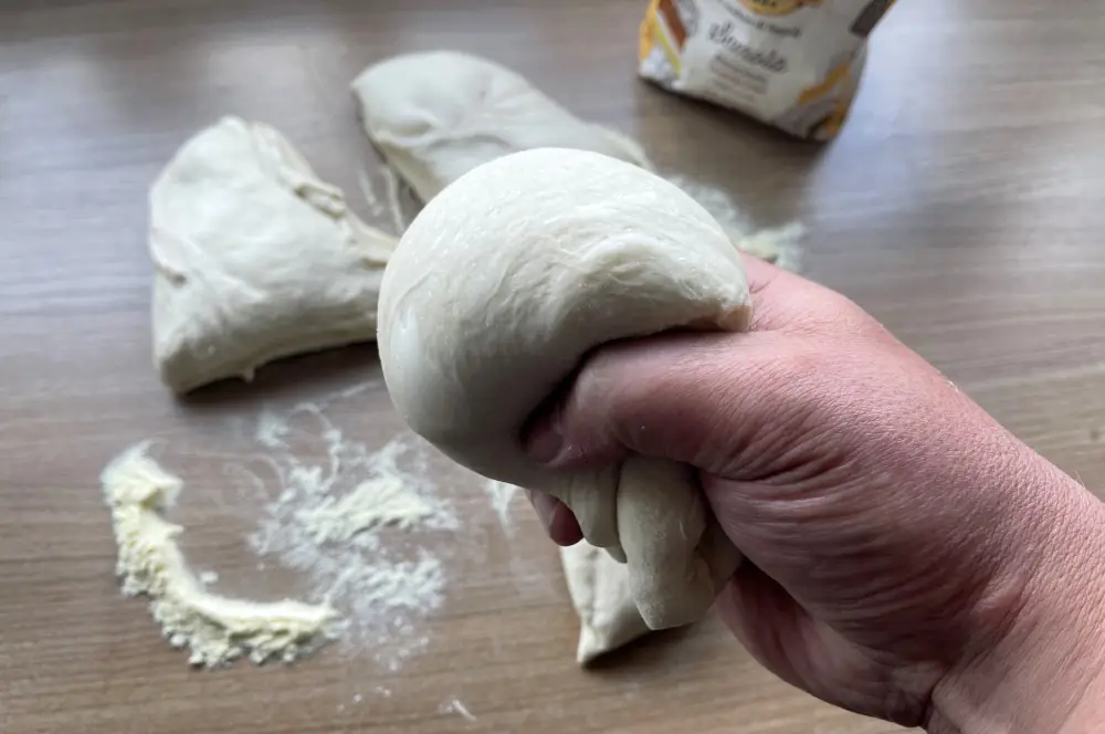Neapolitanischer Pizzateig - So gelingt er perfekt! 5 Der Teiglinge werden rund geschliffen