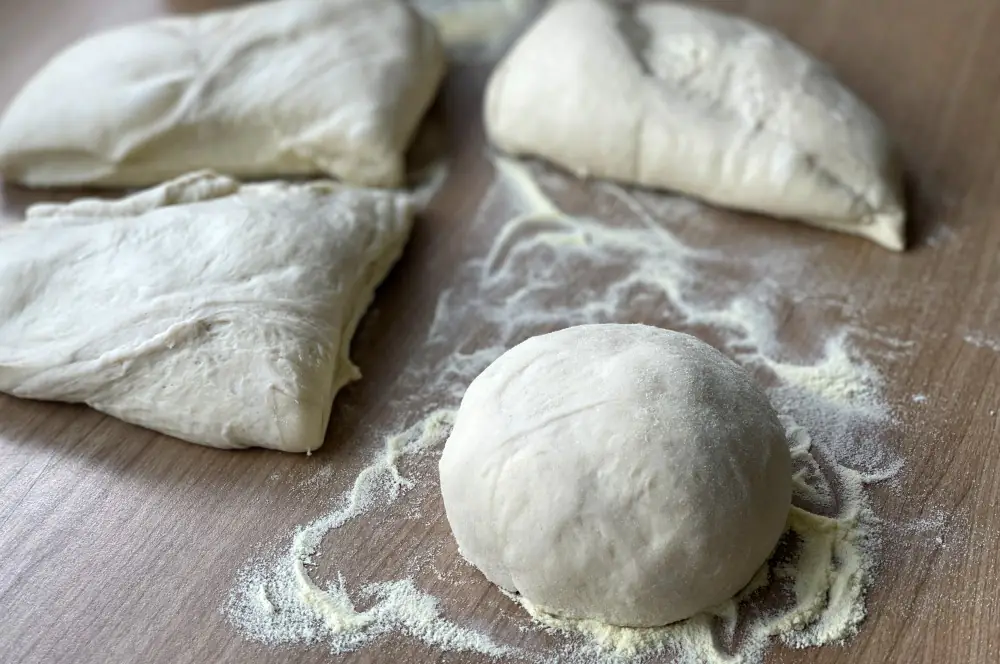 Neapolitanischer Pizzateig - So gelingt er perfekt! 6 Die Teiglinge werden rund gerollt