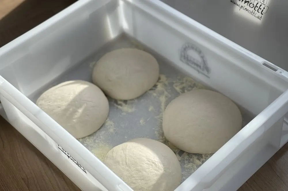 Neapolitanischer Pizzateig - So gelingt er perfekt! 9 Nach ca. 10 Stunden sind die Teiglinge aufgegangen