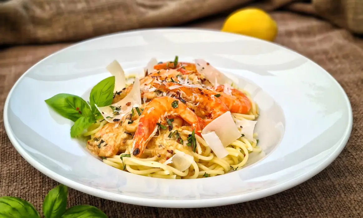 Pasta mit Garnelen in Parmesan-Basilikum-Sahnesauce