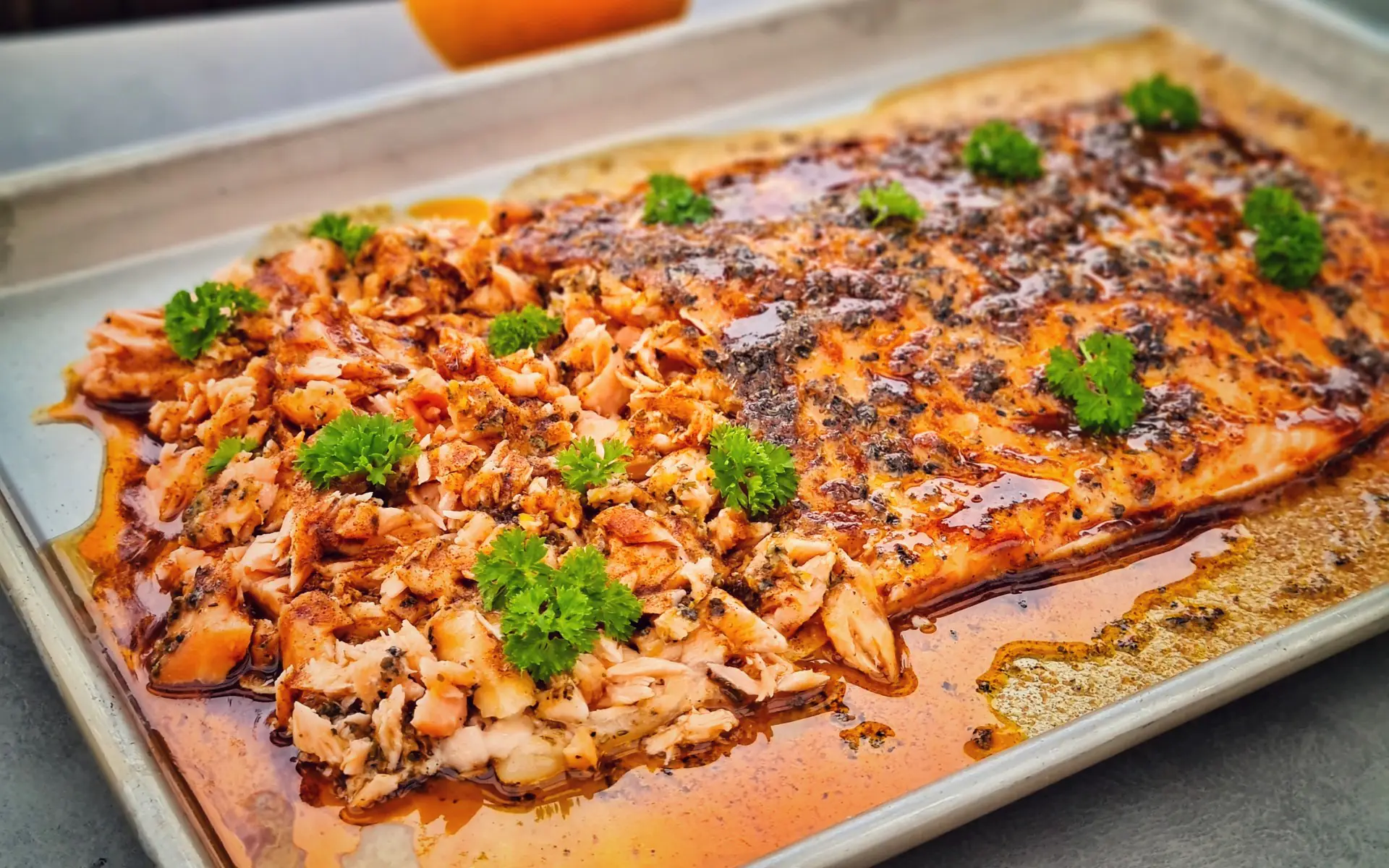 Pulled Lachs mit Pimentón-Öl | BBQPit.de flammlachs-Pulled Lachs Pimenton Oel-Flammlachs vom Axtschlag Flammlachsbrett