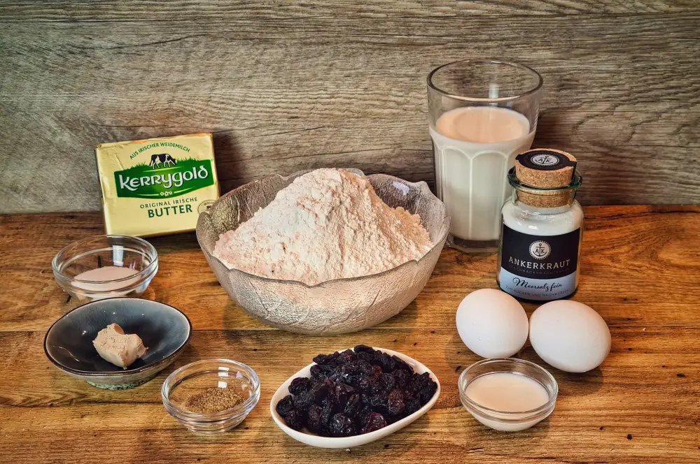 Rosinenbrötchen - Rezept für fluffige Rosinenbrötchen wie vom Bäcker 1 Alle Zutaten für Rosinenbrötchen auf einen Blick