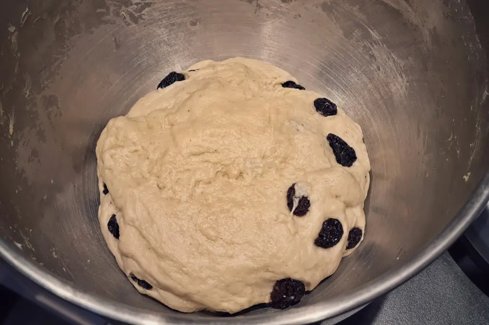 Rosinenbrötchen - Rezept für fluffige Rosinenbrötchen wie vom Bäcker 3 Der Teig ist fertig geknetet
