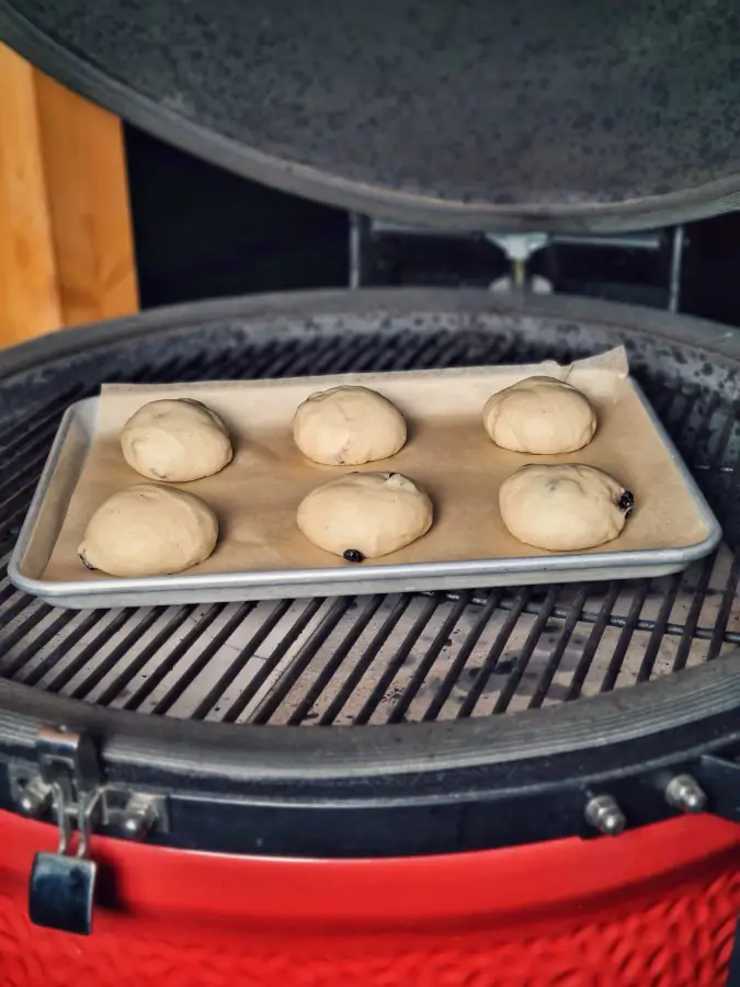 Rosinenbrötchen - Rezept für fluffige Rosinenbrötchen wie vom Bäcker 4 Die Rosinenbrötchen werden 20 Minuten gebacken