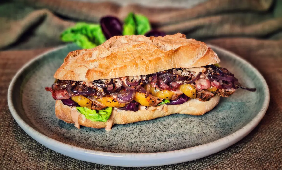 Schweinefilet-Sandwich mit Chili-Cheddar, Bacon & Zwiebeln | BBQPit.de geräuchertes schweinefilet-Schweinefilet Sandwich-Geräuchertes Schweinefilet &#8211; Filetschinken kaltgeräuchert