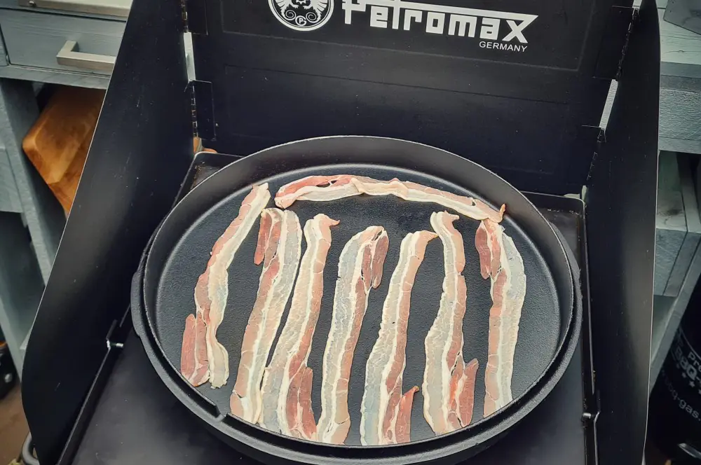 XXL-Schnitzel überbacken im Western Style 2 Der Bacon wird knusprig gebraten