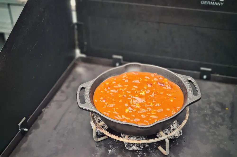 XXL-Schnitzel überbacken im Western Style 3 Die Baked Beans werden erhitzt