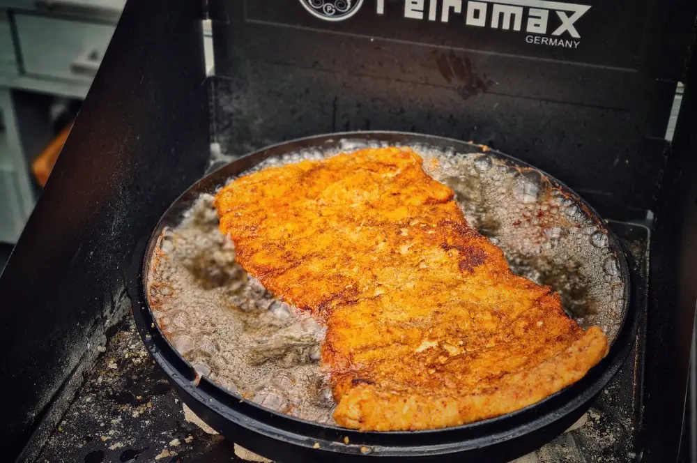 XXL-Schnitzel überbacken im Western Style 4 Das Schnitzel wird im heißen Öl ausgebacken