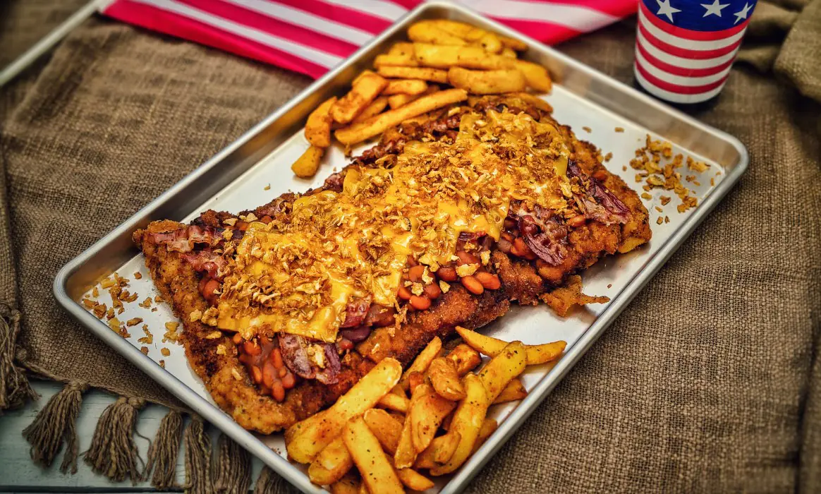 XXL-Schnitzel überbacken im Western Style | BBQPit.de schweinelachs mit kräuterkruste-XXL Schnitzel ueberback western style-Schweinelachs mit Kräuterkruste, gegrilltem Lauch &#038; Quetschkartoffeln