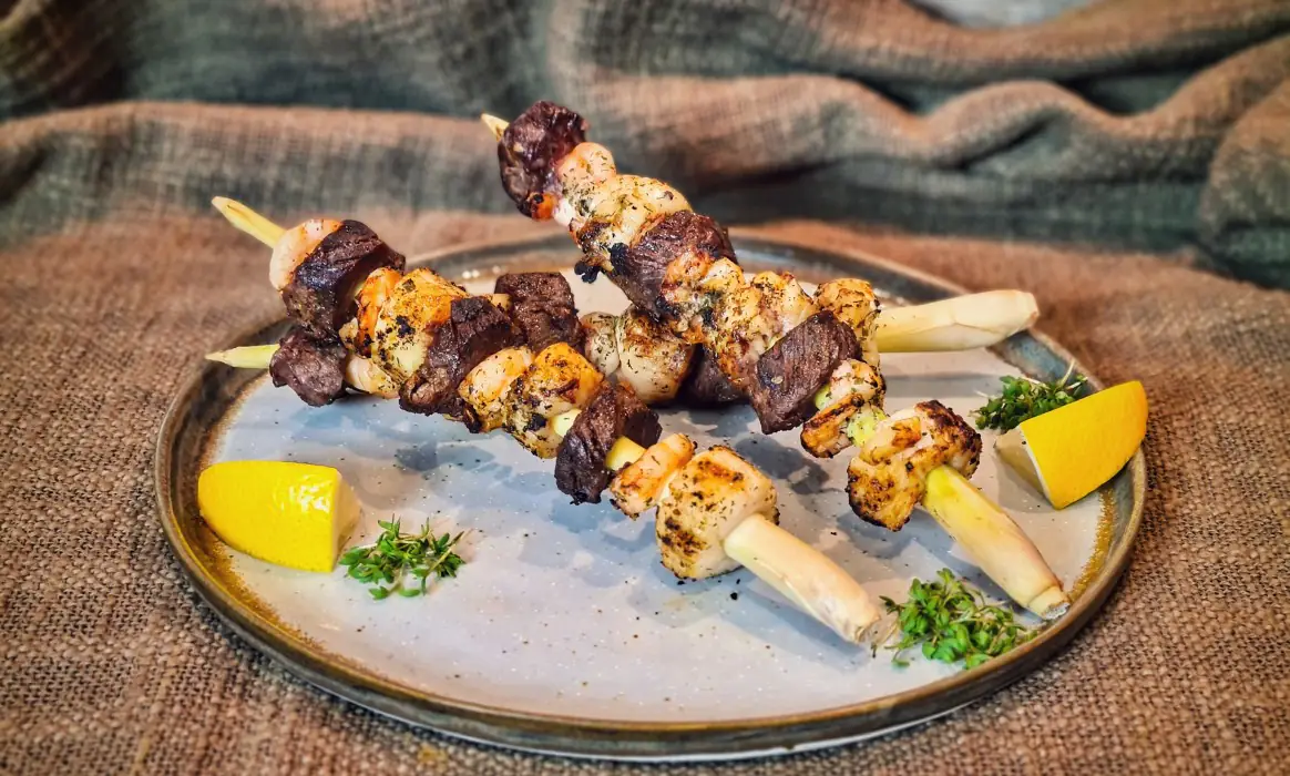 Surf and Turf Spieße mit Zitronengras | BBQPit.de rinderfiletspieße-Surf and Turf Spiesse-Rinderfiletspieße mit Paprika und Zwiebeln