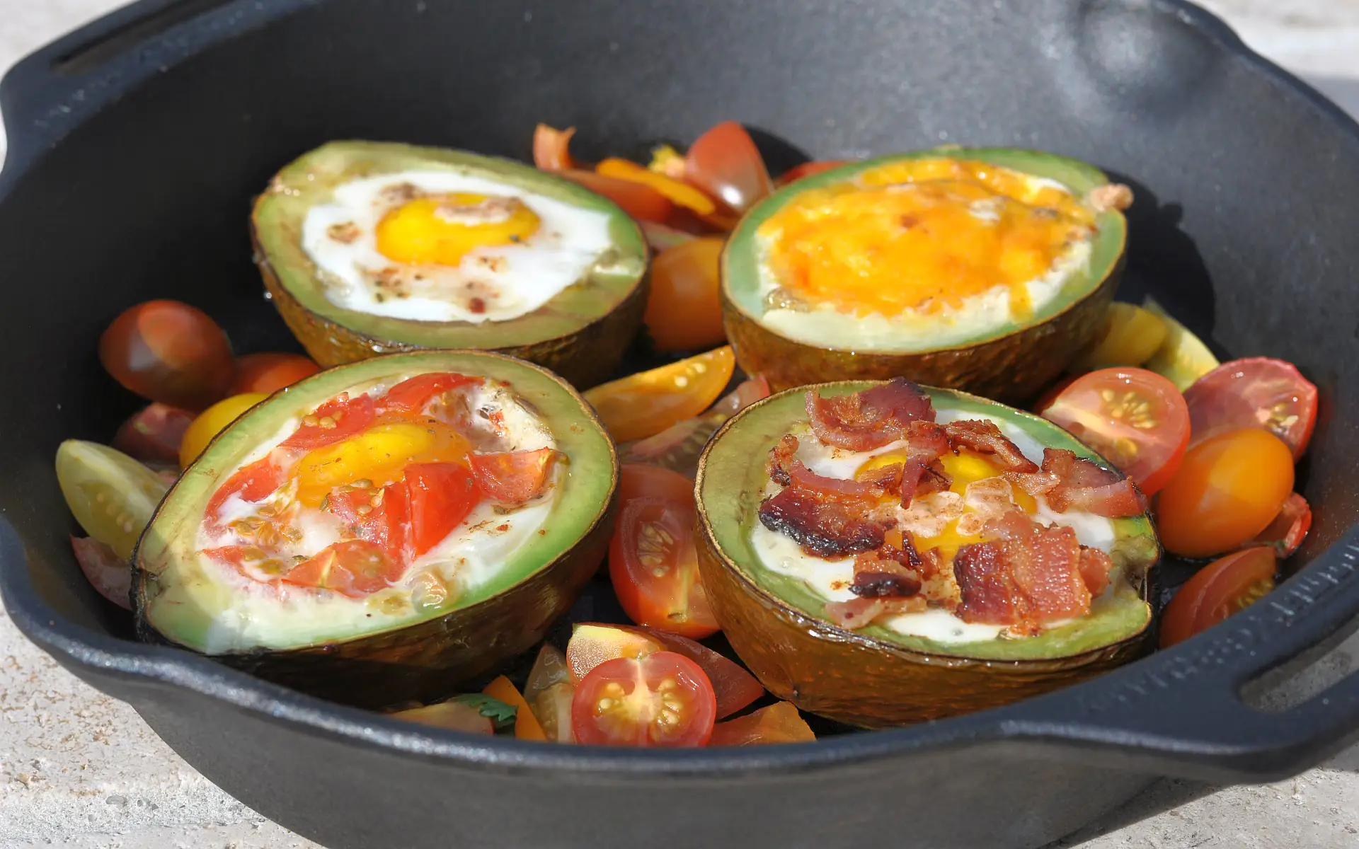 Avocado-Ei - Rezept für gebackenes Ei in Avocado | BBQPit.de