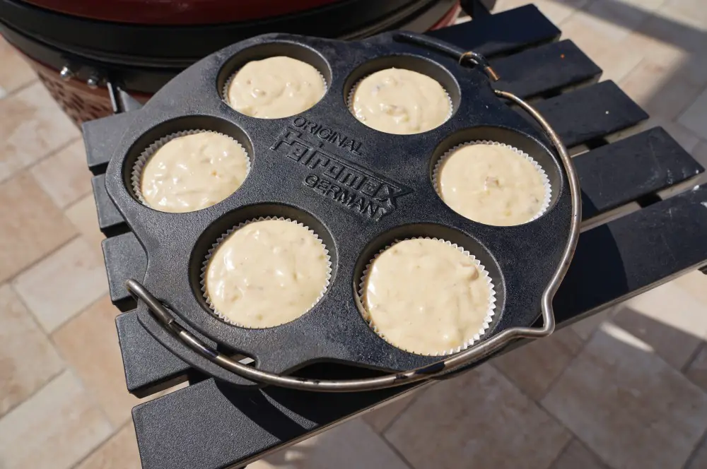 Bananen-Walnuss-Muffins - schnelles & leckeres Rezept 2 Der Teig wird in die Muffinform gefüllt