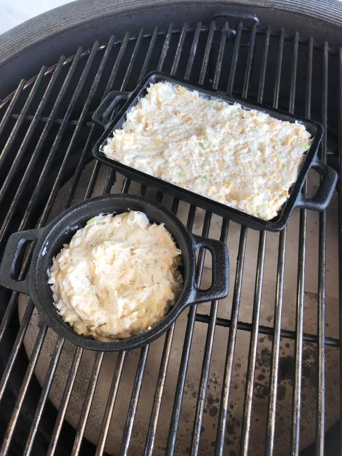 Crab Dip - Gebackener Krebsfleisch-Dip mit Frischkäse und Cheddar 4 Der Crab Dip wird bei 180°C indirekter Hitze gebacken