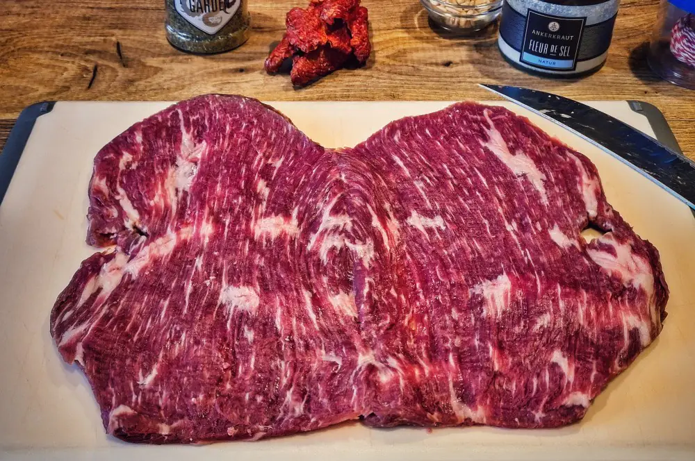 Flank Steak Rolle gefüllt mit Spinat, Tomaten und Parmesan 2 Das Flank Steak wird aufgeschnitten