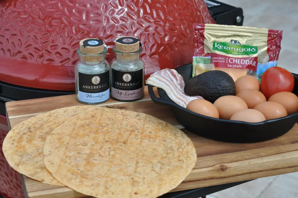 Frühstücks-Wrap mit Rührei, Bacon, Käse, Avocado & Tomate 1 Alle Zutaten für den Frühstücks-Wrap auf einen Blick