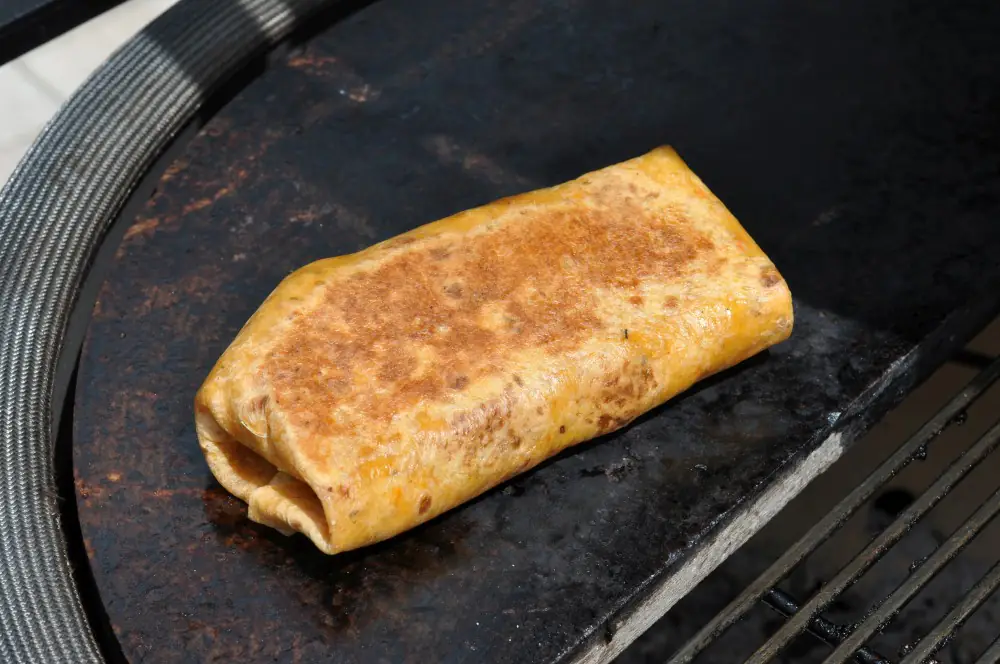 Frühstücks-Wrap mit Rührei, Bacon, Käse, Avocado & Tomate 4 Der Frühsücks-Wrap wird angebraten