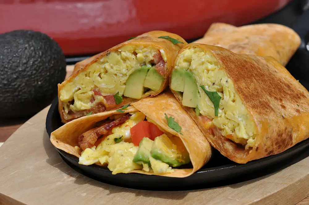 Frühstücks-Wrap mit Rührei, Bacon, Käse, Avocado & Tomate 5 Frühstücks-Wrap mit Rührei, Bacon, Käse, Avocado & Tomate