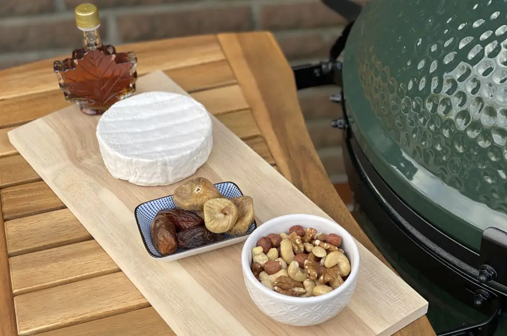Geplankter Camembert mit Nuss-Frucht-Topping 1 Alle Zutaten für den geplankten Camembert auf einen Blick