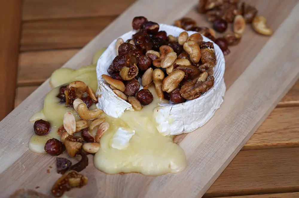 Geplankter Camembert mit Nuss-Frucht-Topping 4 Geplankter Camembert mit Nuss-Frucht-Topping