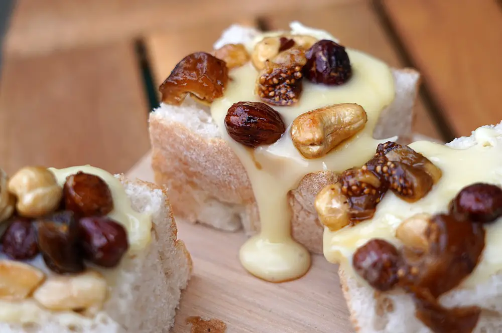 Geplankter Camembert mit Nuss-Frucht-Topping 5 Geplankter Camembert mit Nuss-Frucht-Topping auf Fladenbrot