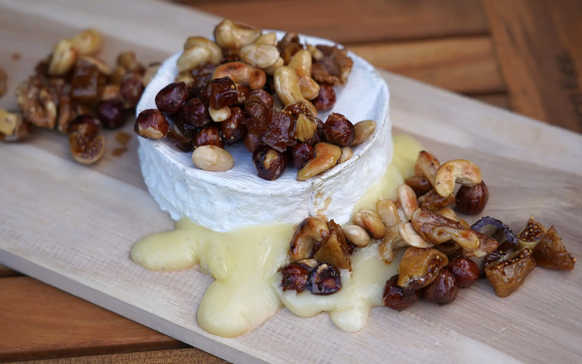 Geplankter Camembert mit Nuss-Frucht-Topping | BBQPit.de kräuter-camembert-Geplankter Camembert mit Nuss Frucht Topping-Kräuter-Camembert vom Grill