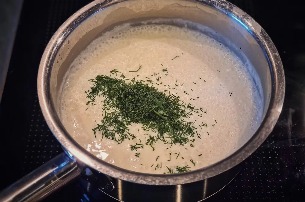 Gesmokte Forelle vom Pelletgrill 5 Die Meerrettich-Dill Sauce wird zubereitet