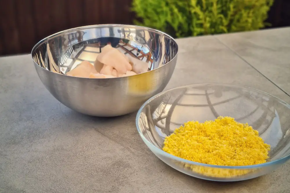 Kibbeling in Zwiebelring-Panierung 2 Der Kibbeling wird in Stücke geschnitten und die Zwiebelringe zermahlen