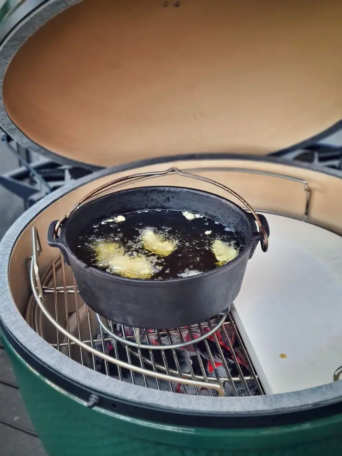 Kibbeling in Zwiebelring-Panierung 4 Die Kabeljau-Nuggets werden im heißen Öl frittiert
